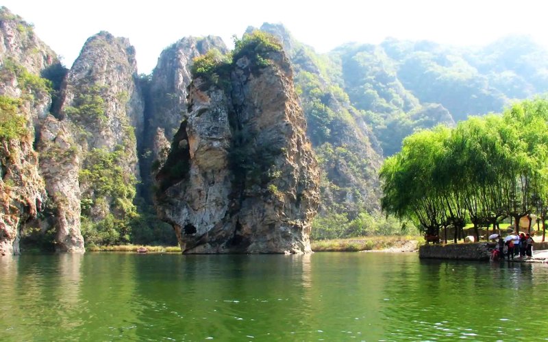 冰峪沟，一个隐藏在辽宁千山深处的美丽景点，以其独特的自然风光吸引了无数游客的目光。今天，让我们一起走进冰峪沟，探索它的魅力所在。